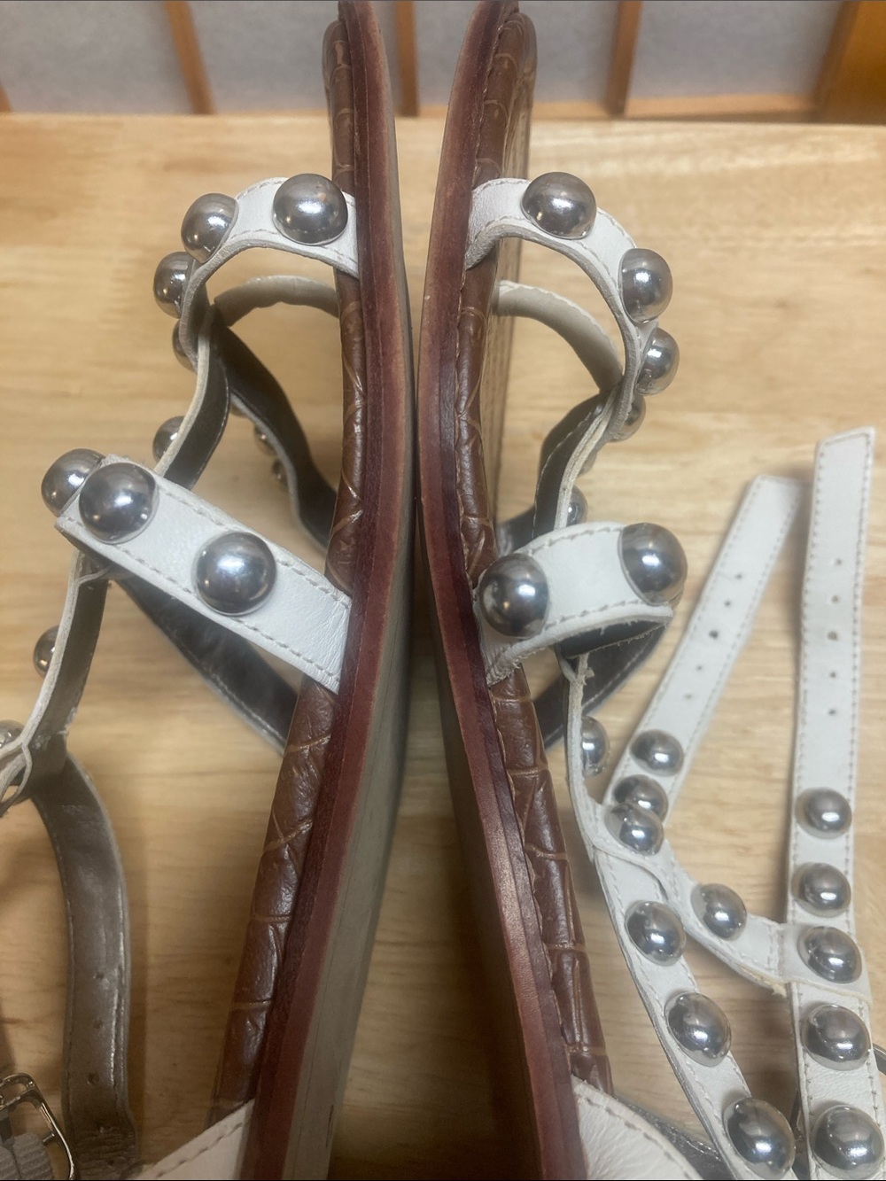 SAM EDELMAN EAVAN STUDDED GLADIATOR
SANDAL WHITE SILVER LEATHER SIZE 8.5 - Picture 7 of 12